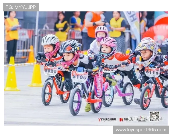 儿童平衡车赛小选手紧张中渐入佳境,家长记录温馨瞬间 儿童平衡车赛小选手紧张中渐入佳境,家长记录温馨瞬间