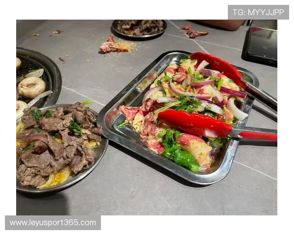 冬泳赛场边的东北特色美食与热闹市集。 冬泳赛场边的东北特色美食与热闹市集。